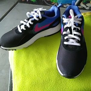 Nike women's tennis shoe